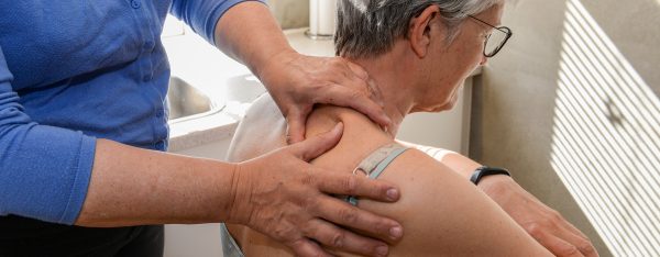 Fysioterapeuterne Esbjerg Pia Koch giver klient palliativ fysioterapi på skulder / øvre del af ryggen